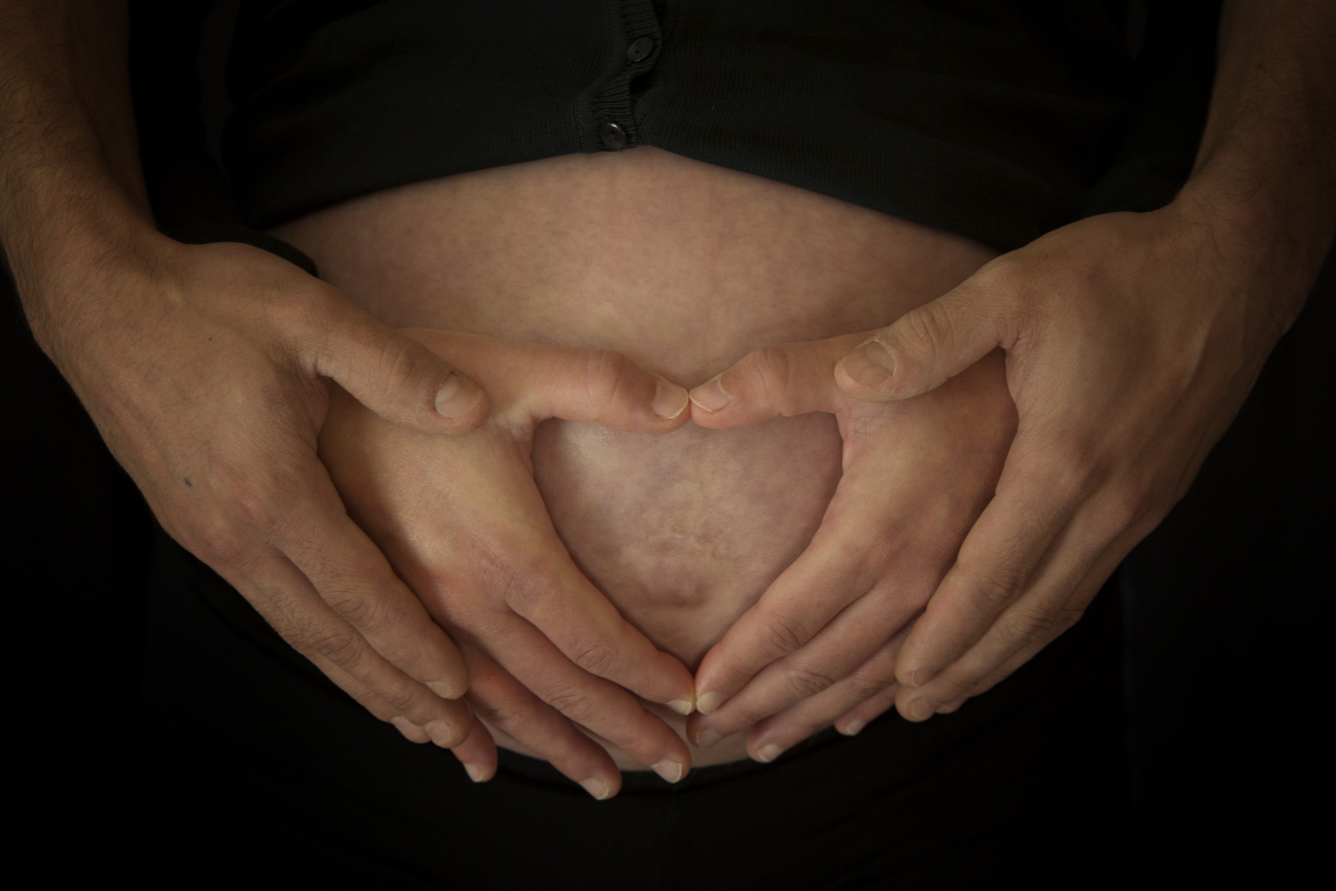 Sprüche zur Geburt eines Jungen. Schwangerer Bauch